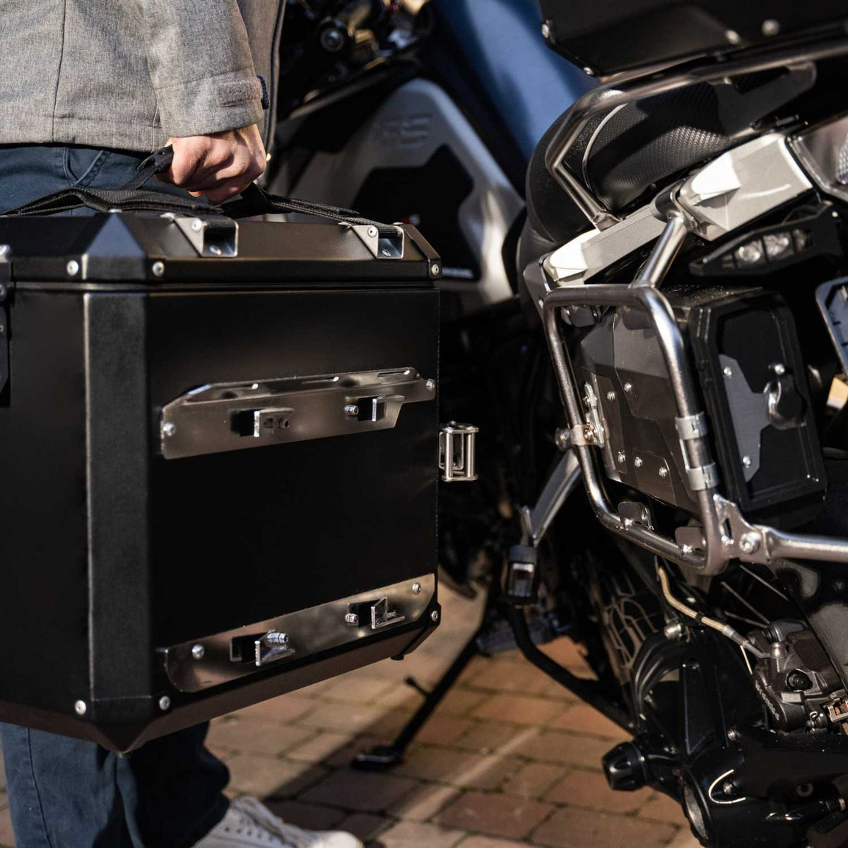 Side pannier system BMW R 1200/1250 GS LC (2013-2024) for ADV rack.